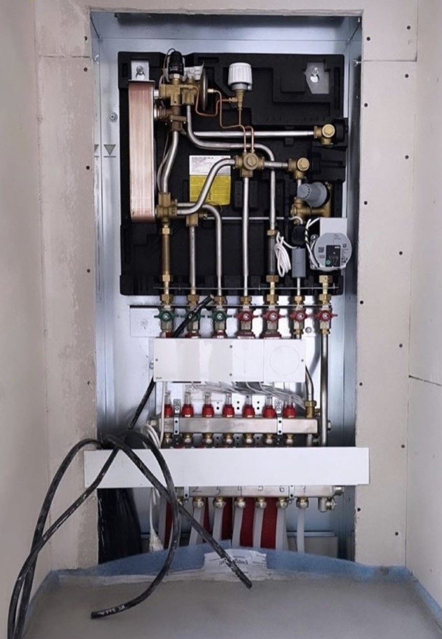 Communal heating water flows directly through the dwelling radiators or underfloor-heating circuit. — figure from the unit presentation